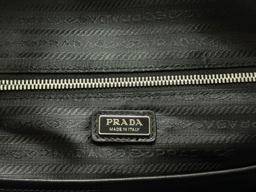 Prada Mochila con cremallera y logotipo triangular Negro Cuero Saffiano