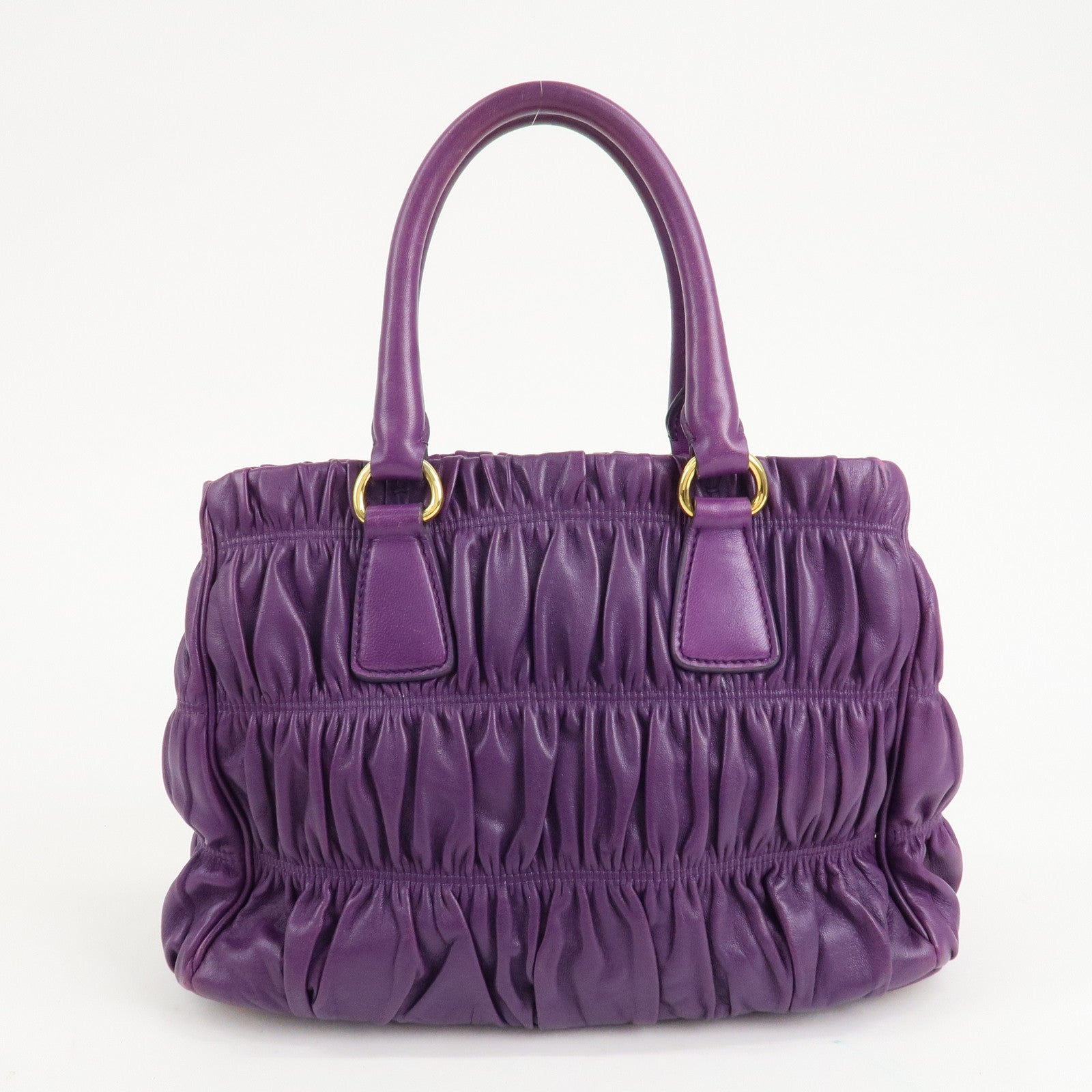 Bolso de mano Prada de cuero fruncido púrpura con herrajes de oro