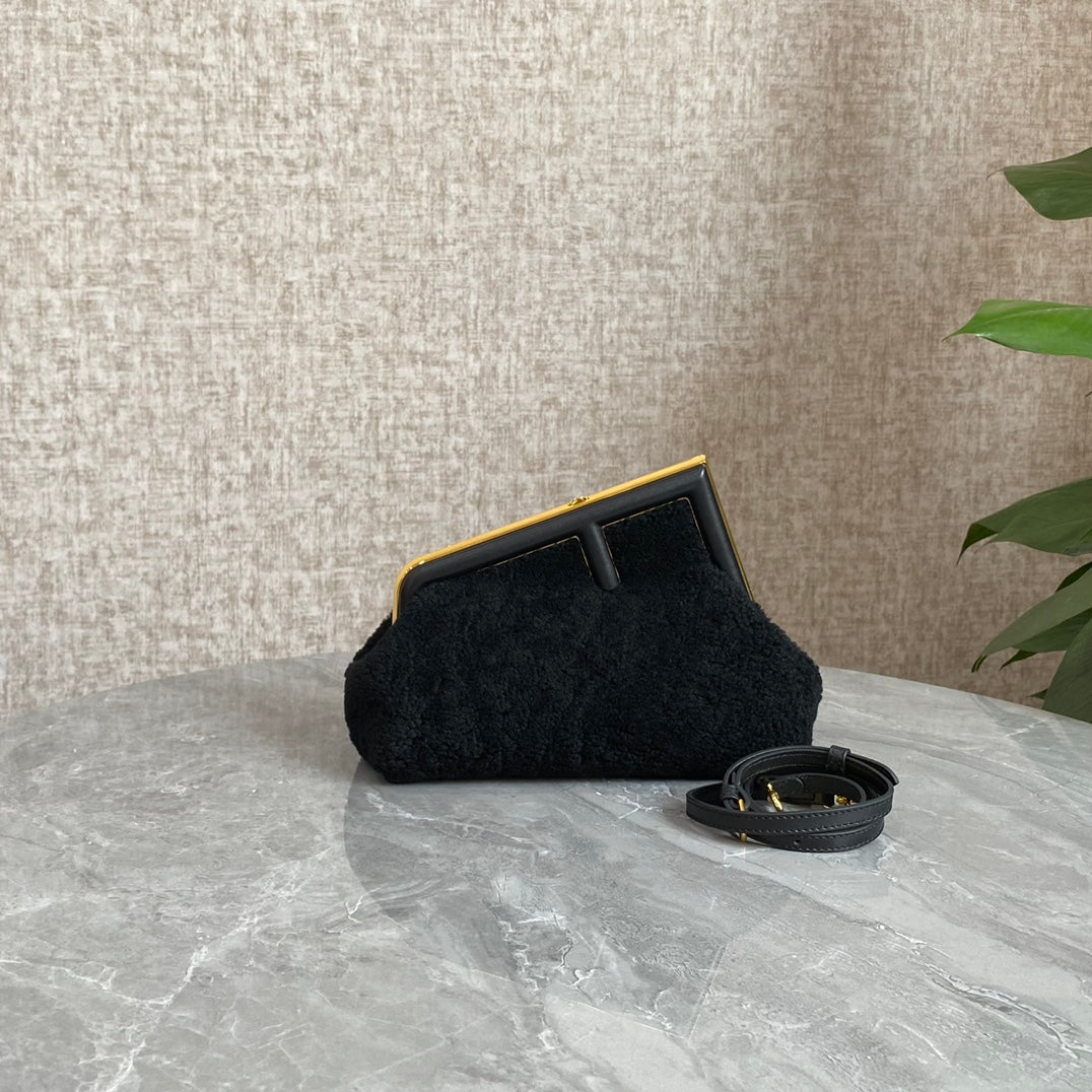 FENDI FIRST MINI 26 BAG IN BLACK WOOL WITH GOLD HARDWARE - Imagen del producto 2