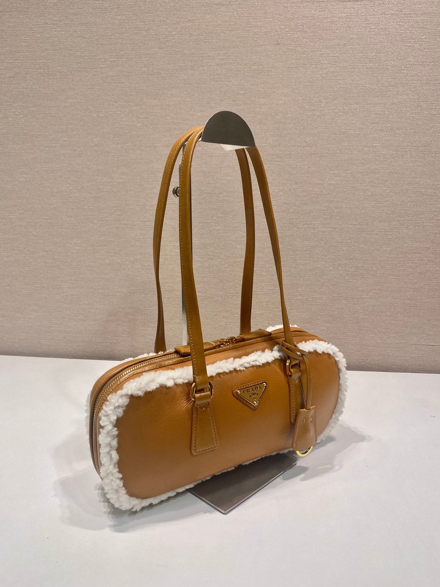 BOLSO CON ASA SUPERIOR 27 IN de piel de oveja Marrón bronce y ribete de shearling