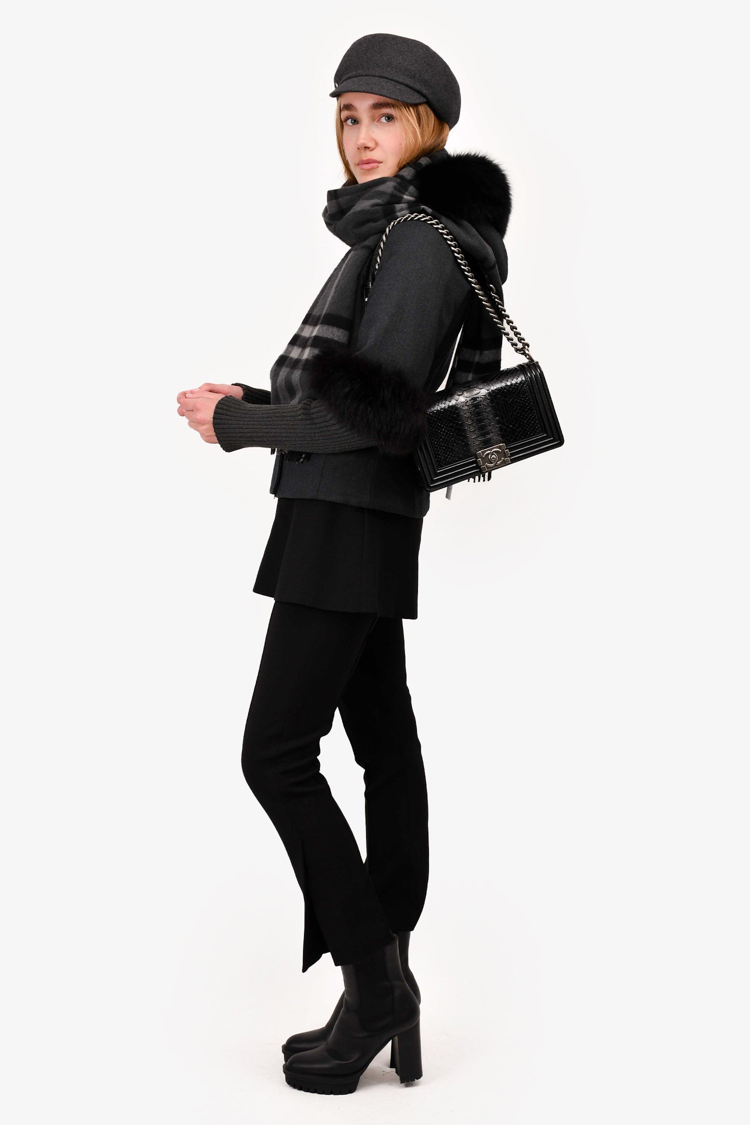 Chanel -15 Negro/Gris Python Mediano Boy Bag