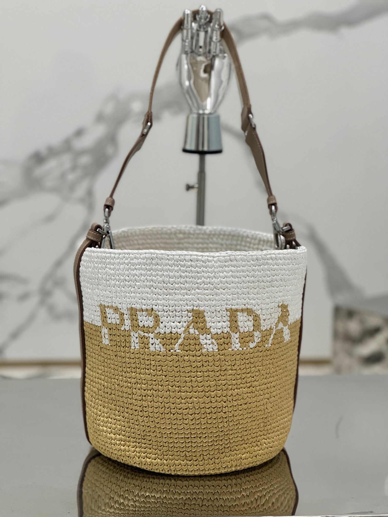BUCKET BAG 25 IN Blanco MIX Beige RAFFIA AND Marrón Piel de becerro HANDLE