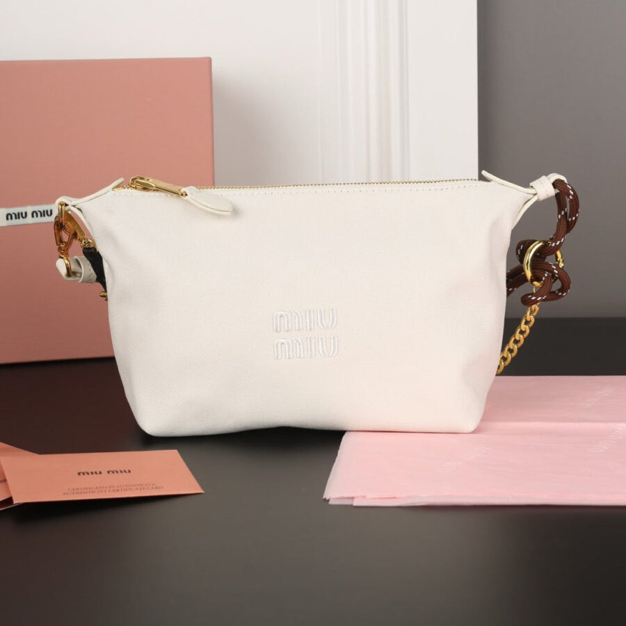 CHAIN SHOULDER BAG 18 IN WHITE FABRIC GOLD HARDWARE | Studio Nafay