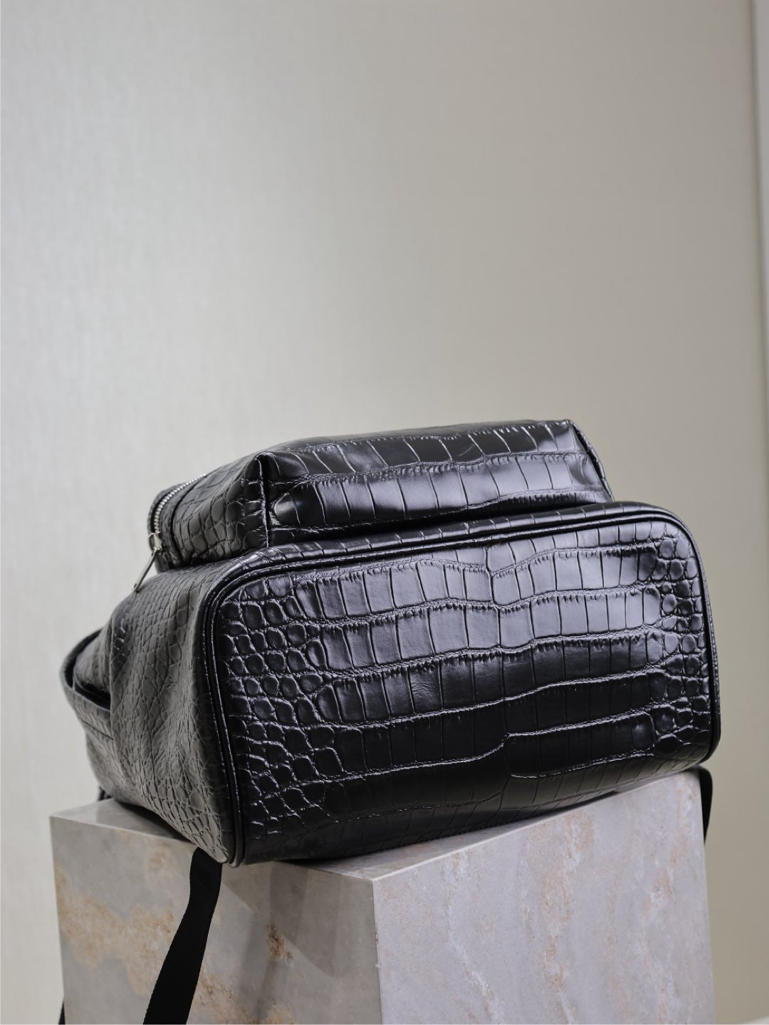 CITY BACKPACK 38 IN Negro CROCODILE EMBOSSED Piel de becerro